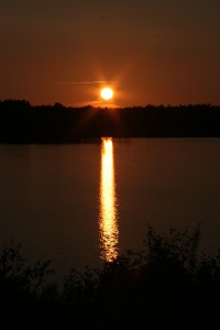 zonsondergang vanuit onze camper in Osby zweden, mooi hè