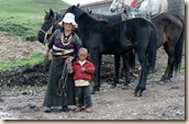 13. Langmusi , vrouw,kind,paarden