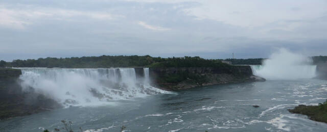 2014-06-12-001.jpg beide watervallen, rechts de horseshoe fall